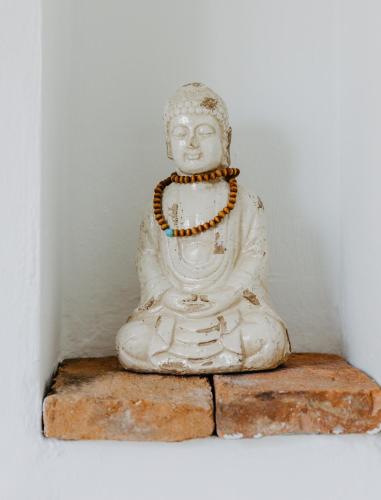 a white statue sitting on a stone ledge at Paradies Für Zwei in Frauenkirchen