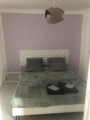 une chambre avec un lit avec une couette verte dans l'établissement Appartement au calme 4 personnes, à Saint-Paulet-de-Caisson