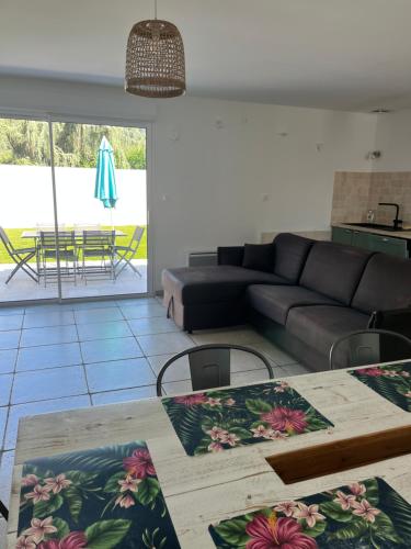 un salon avec un canapé et une table dans l'établissement Locations Ile de Ré, à Sainte-Marie de Ré