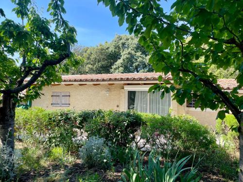 Κήπος έξω από το Maisonnette indépendante avec piscine