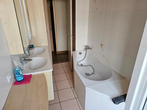 Ένα μπάνιο στο Charming 3-Bedroom House, Perfect for Family Getaways or Extended Professional Stays