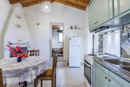 Kuchyň nebo kuchyňský kout v ubytování Villa Anagennisis