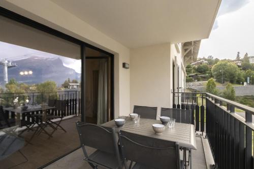 une table et des chaises sur un balcon avec vue dans l'établissement Le 201 - Proche Centre Ville - Ski In - Ski Out, à Saint-Gervais-les-Bains
