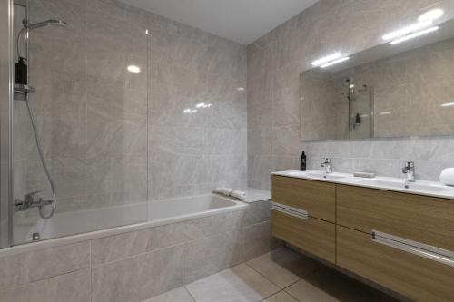 une salle de bain avec une baignoire, une douche et un lavabo dans l'établissement Le 201 - Proche Centre Ville - Ski In - Ski Out, à Saint-Gervais-les-Bains