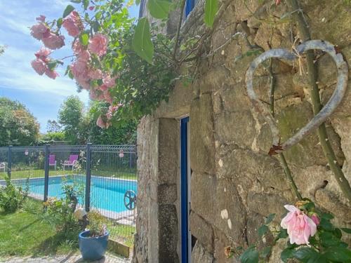 La alberca dentro o cerca de Gîte l'Hermine
