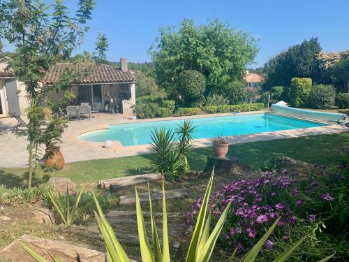 une piscine dans une cour avec une maison dans l'établissement Central Park Villa, à Roquefort-les-Pins