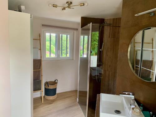 une salle de bain avec un lavabo et un miroir dans l'établissement Central Park Villa, à Roquefort-les-Pins