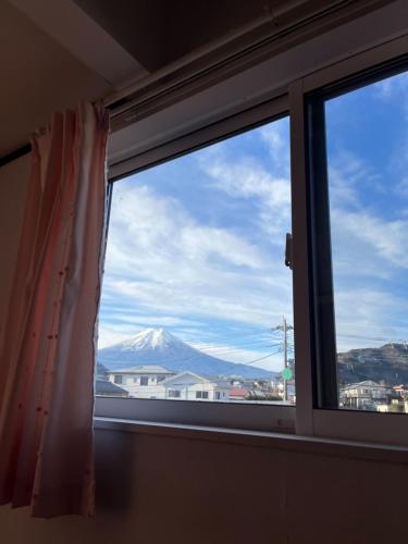 a window with a view of a snow covered mountain at 3LDK MAX12名 富士山が見える一棟貸 スタイリッシュデザイン Villa Sena in Nishikatsuracho
