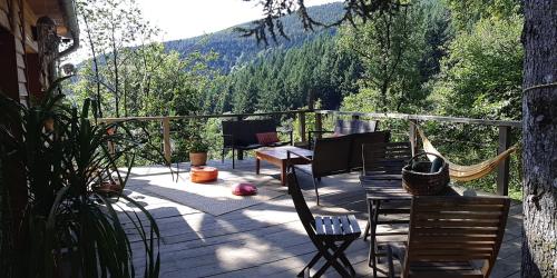 Photo de la galerie de l'établissement Cabane Chalet isolé en pleine forêt, à Lespinassière