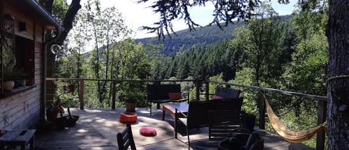 Photo de la galerie de l'établissement Cabane Chalet isolé en pleine forêt, à Lespinassière
