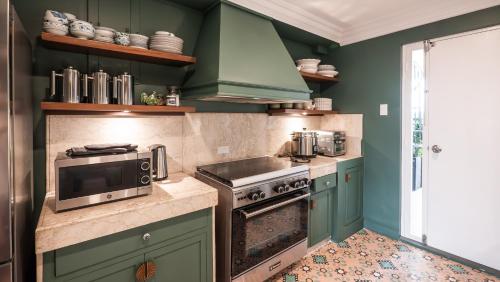 Una cocina o cocineta en MiraNamin Nest BANABA Suite in Unique Historic Home - Garden View, Shared Kitchen, Rooftop, Pet Friendly with a Fee
