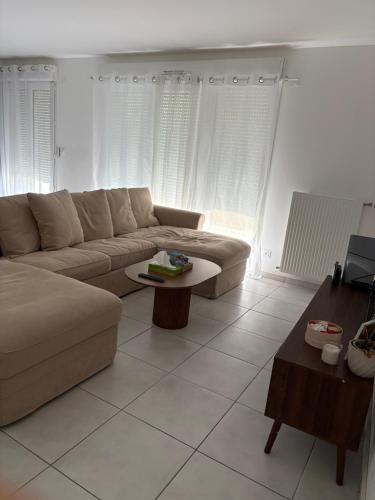 un salon avec un canapé et une table basse dans l'établissement Appartement luxueux à 4 minutes de l'aéroport de genève, à Ferney-Voltaire