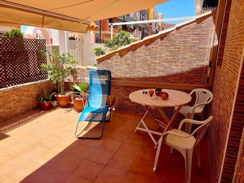 a patio with a table and chairs on a brick wall at Spacious casa con 3 dormitorios para 9 personas y en primera línea del mar in Oropesa del Mar