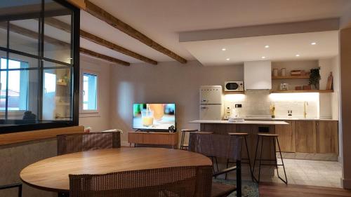 a kitchen with a table and some chairs and a counter at Apartamento Atlantico Pontus Veteris in Pontevedra