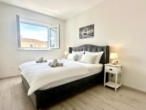 En eller flere senge i et værelse på Fiori Boutique Apartment