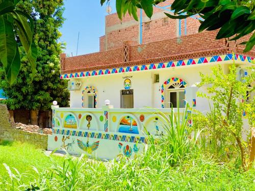 アスワンにあるGarden viewの庭に建つタイル張りのファサードを持つ家