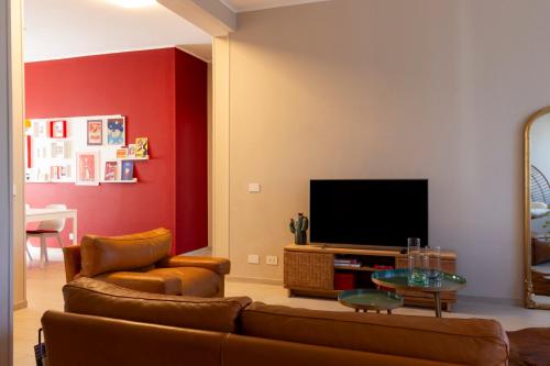 a living room with a couch and a tv at Henry's House in Parma