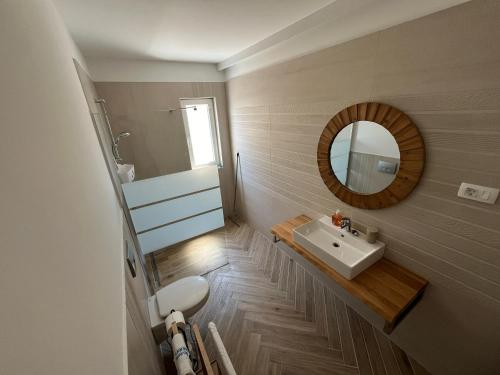 ポヴィレにあるApartmány Kamelias 3 minúty pešo od moraの洗面台と鏡のあるバスルーム