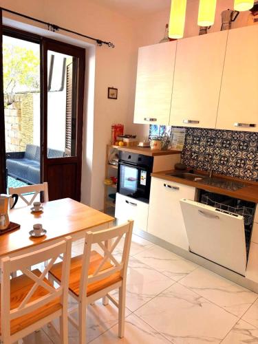 Η κουζίνα ή μικρή κουζίνα στο Villa with beautiful sea view