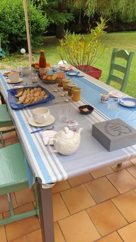 un tavolo da picnic con cibo su un tavolo blu e bianco di Verdure tourangelle a Azay-sur-Cher