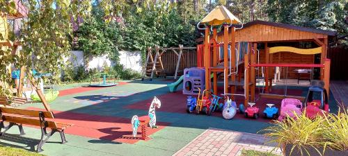 Un parque infantil con una estructura de juego en Ośrodek 9Amber, en Pobierowo