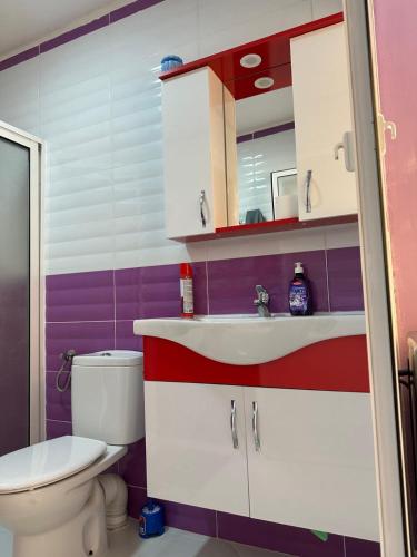 a bathroom with a toilet and a sink at Spacieux Appartement Selouane Nador in Selouane