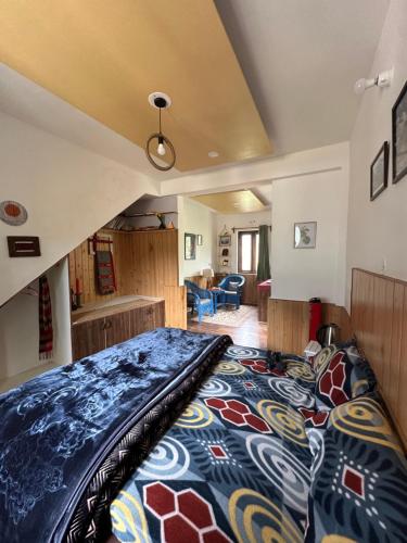 a bedroom with a large bed in a room at Shrenbute Cottage in Tāndi