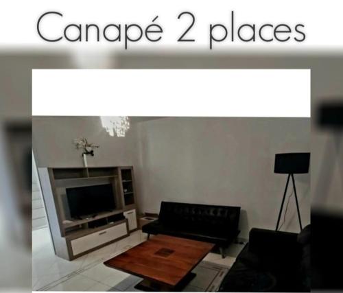 un salon avec un canapé et une télévision dans l'établissement Maison 45 min de la Tour Eiffel, à Saint-Denis