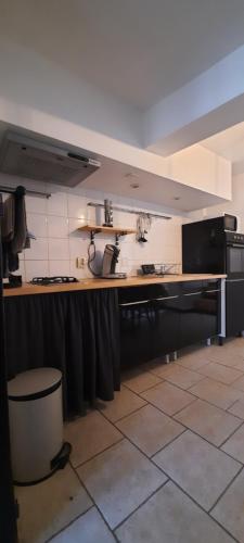 une cuisine avec un comptoir et un plan de travail dans l'établissement One Hundred, à Carcassonne