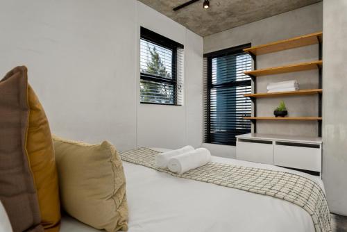 Katil atau katil-katil dalam bilik di Table Mountain Views & Rooftop Pool Retreat