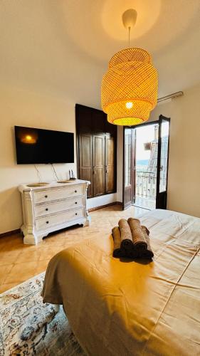 a large bed in a room with a television at Ampio Appartamento su 2 Livelli nel Centro Storico, Ideale per Coppie o Gruppi da 2 a 5 Persone in Fiuggi