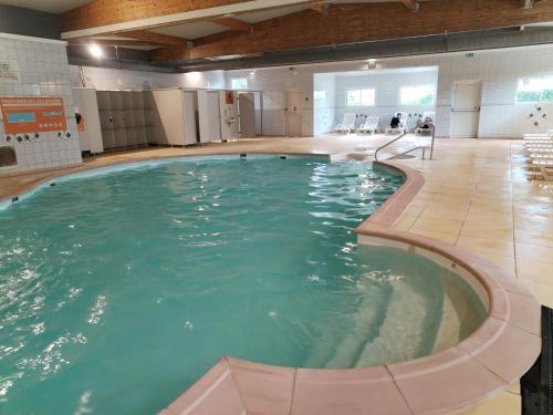 a large swimming pool in a large building at Mobil-Home 6 personnes avec TV et clim N' B025 in Boofzheim