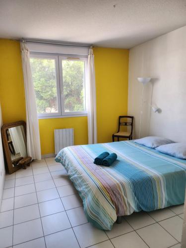 une chambre avec un lit et une fenêtre dans l'établissement F3 63m2, Piscine, Terrasse, Parking, 20 min plages, à Montpellier