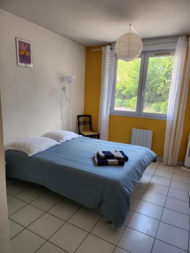 une chambre avec un lit avec deux serviettes dessus dans l'établissement F3 63m2, Piscine, Terrasse, Parking, 20 min plages, à Montpellier