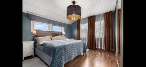 a bedroom with a bed and a window at Sommerferie egen båt ,jacuzzi, bålpanne og grill,ukesleie i juli in Asker