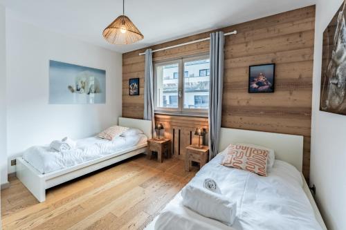 une chambre avec deux lits et une fenêtre dans l'établissement Alpin chic au cœur de Chamonix, à Chamonix-Mont-Blanc