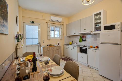 Tritsa House, 3-bedroom apt next to Corfu Town and airport - whole apt or individual rooms with shared common spaces