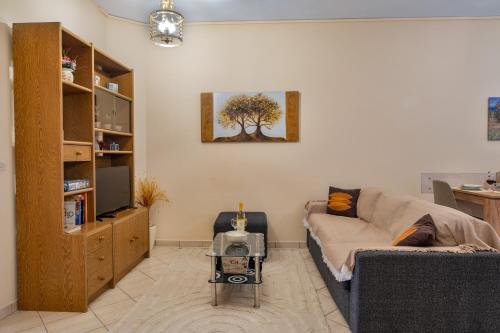 Tritsa House, 3-bedroom apt next to Corfu Town and airport - whole apt or individual rooms with shared common spaces