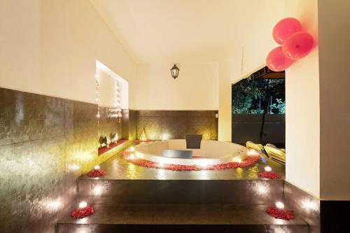 DenkanikotaにあるCasa Bella - 1 BHK Luxury Villa Bangaloreのリビングルーム(バスタブ付)