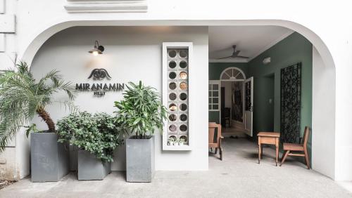 Gambar di galeri bagi MiraNamin Nest KAMANTIGI Room in Unique Historic Home - Garden Access, Shared Kitchen, Pet Friendly with a Fee di Manila