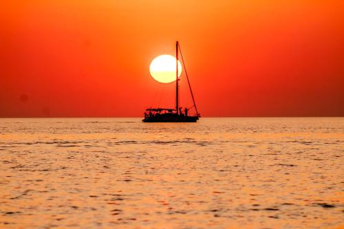 a sailboat in the ocean at sunset at Meltemi Marmaras in Neos Marmaras