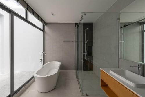Koupelna v ubytování Horizon J1 Villa l Private Pool 3BR Near Nimman