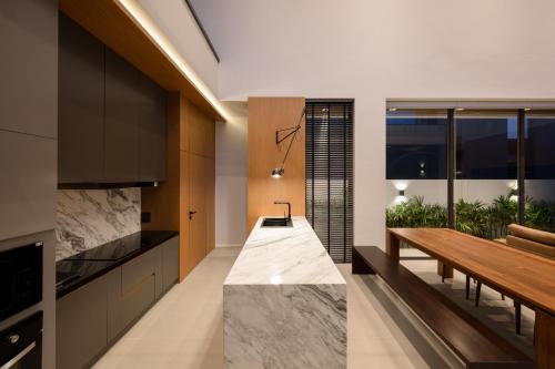 Postel nebo postele na pokoji v ubytování Horizon J1 Villa l Private Pool 3BR Near Nimman