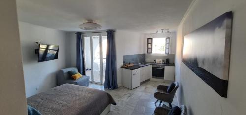 Seafront studio Camisón beach