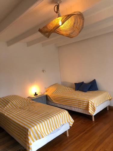 deux lits dans une petite pièce avec dans l'établissement CAP vacances - GR34, à Cléden-Cap-Sizun