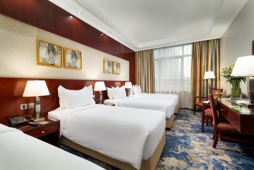 Postel nebo postele na pokoji v ubytování Emaar Royal Hotel