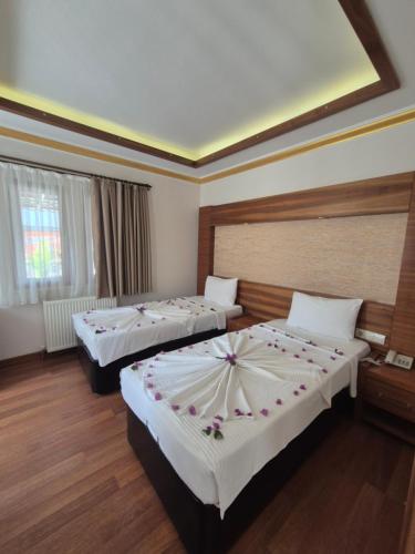 Postel nebo postele na pokoji v ubytování Dinara Hotel