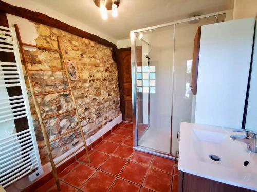 a bathroom with a shower and a sink at Domaine de la Papeterie - 25 minutes Deauville Honfleur in Bonneville-la-Louvet