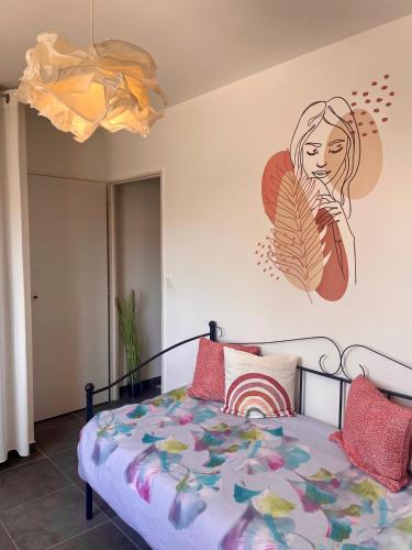 une chambre avec un lit avec un tableau sur le mur dans l'établissement Maison moderne cosy et lumineuse, à Saint-Christol-lès-Alès