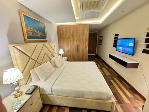 TV/trung tâm giải trí tại City View Gold Crest Premium Apartments - DHA Phase 4 Lahore